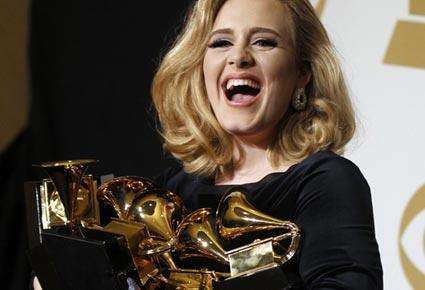 هل تدخل أديل التاريخ بأغنية فيلم جيمس بوند الجديد؟